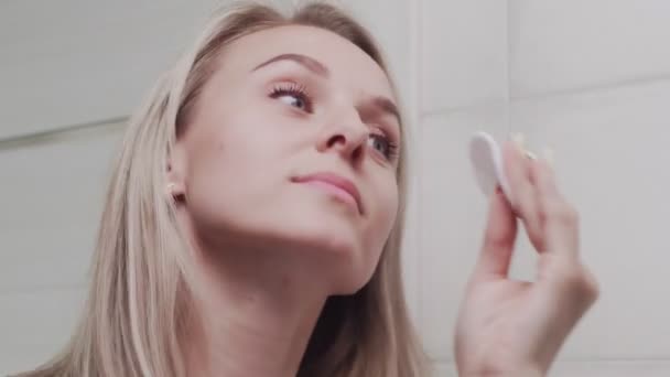 Kvinna tillämpa lotion och titta i spegeln njuta av naturlig skönhet och hälsosam — Stockvideo