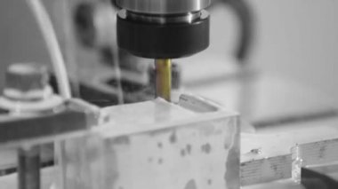 Değirmen makinesi, yüksek teknoloji ürünü torna makinesiyle çalışıyor.