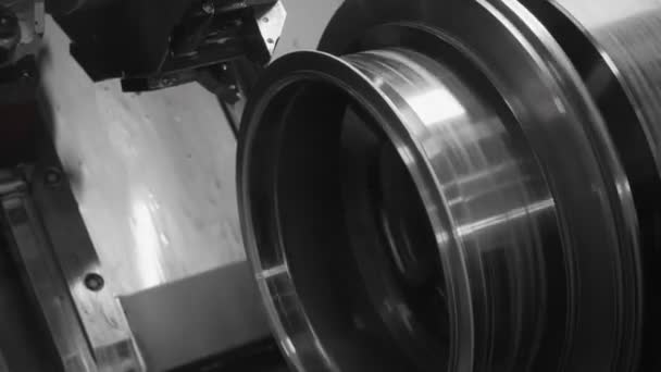 Utilizzo di attrezzature tornio nella fabbrica di produzione industriale pesante — Video Stock