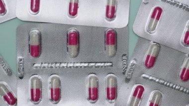 Mavi arkaplandaki su toplayan kapsüllerde tabletler