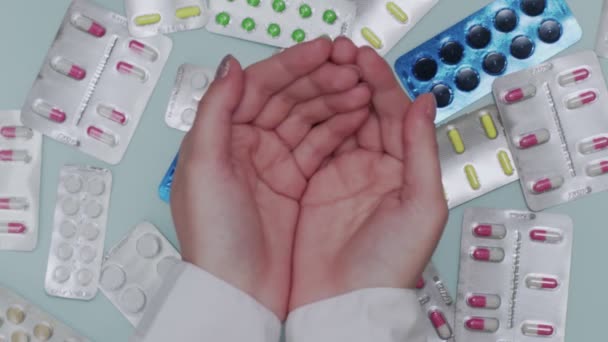 Ärztinnen-Hände fangen Pillen mit vielen Blasen im Hintergrund — Stockvideo