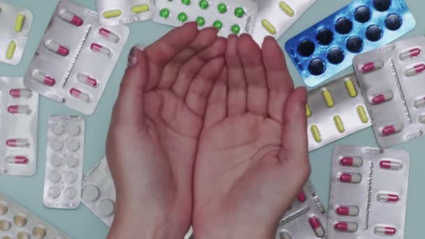 Női orvosok kéz fog tablettát sok hólyagok a háttérben — Stock videók