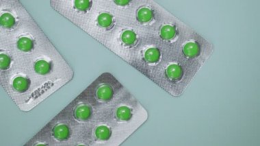 Mavi arkaplandaki su toplayan kapsüllerde tabletler