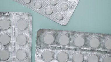 Mavi arkaplandaki su toplayan kapsüllerde tabletler