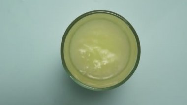 Aspirin ya da coşkun bir hap bir bardak suya düşüyor..