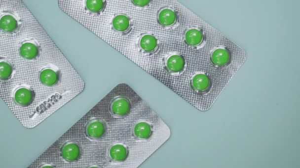 Tabletta kapszula buborékcsomagolásban, kék alapon — Stock videók