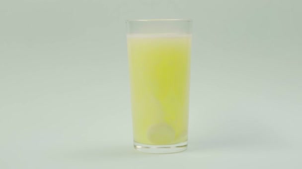 Comprimido caindo em vidro com água. comprimido efervescente aspirina. Calendários — Vídeo de Stock
