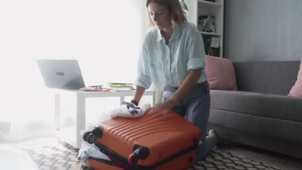 Viagem mulher mala de embalagem se preparando para viagem de carro, preparando bagagem para férias — Vídeo de Stock