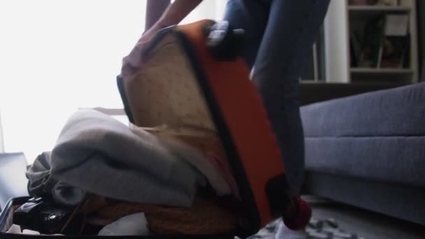 Cestovní žena vybaluje kufr v hotelovém pokoji — Stock video