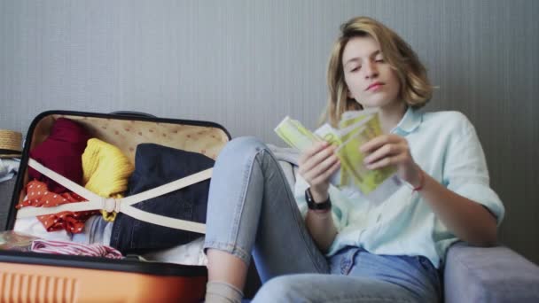 Mujer feliz cuenta el dinero y piensa en sus futuras vacaciones — Vídeo de stock