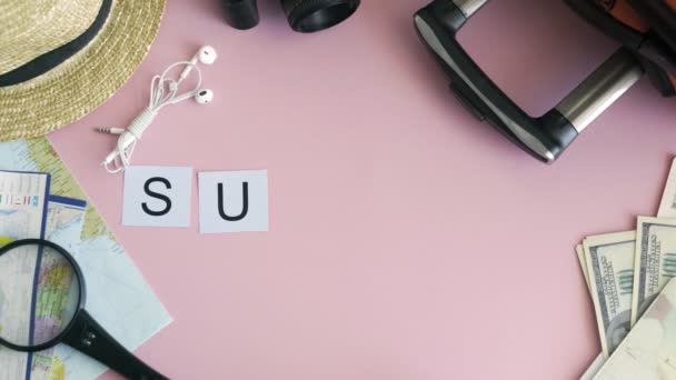 ピンクの机の単語に敷設トップビューの手｜SUMMER — ストック動画
