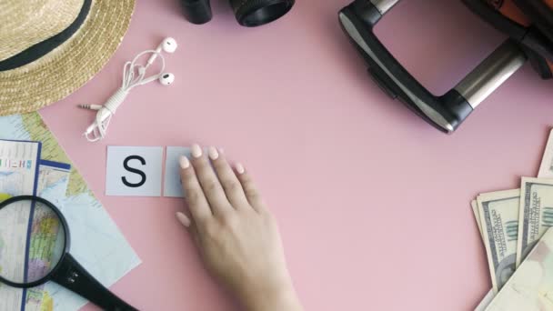 Πάνω όψη χέρια που σε ροζ γραφείο λέξη ΚΑΛΟΚΑΙΡΙ — Αρχείο Βίντεο