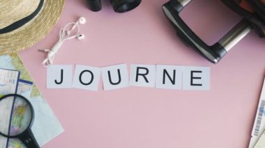 Üst görünüm eller pembe masa üzerinde uzanan kelime JOURNEY