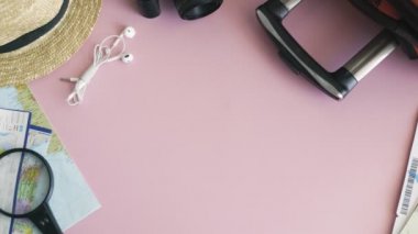 Üst görünüm eller pembe masa üzerinde uzanan kelime JOURNEY