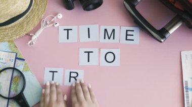 Üst görünüm elleri pembe masa üzerinde uzanan seyahat zamanı
