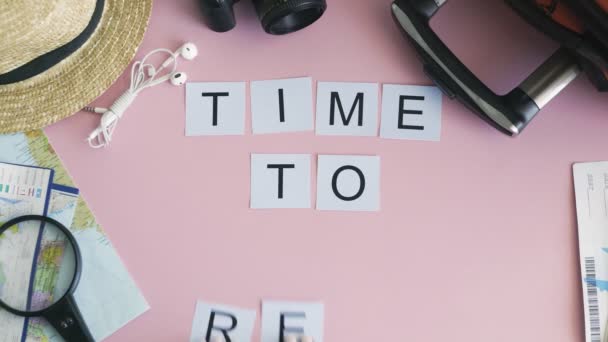 Top view handen leggen op roze bureau woord TIJD To REST — Stockvideo