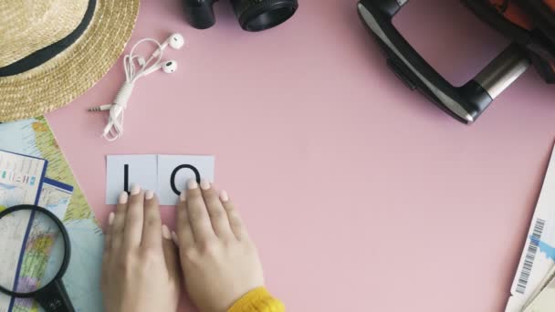 Hände von oben, die auf rosa Schreibtisch liegen — Stockvideo