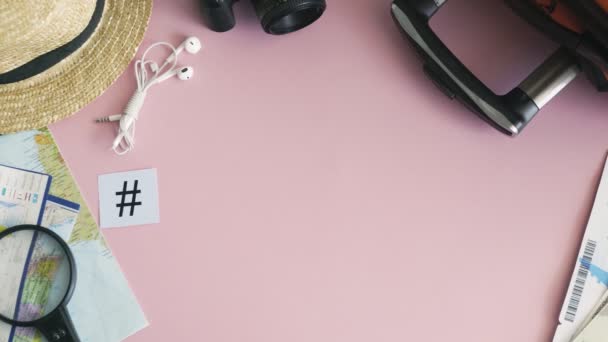 ピンクの机の単語ロンドンに横たわっているトップビューの手 — ストック動画
