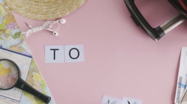 Üst görünüm eller pembe masa üzerinde uzanan kelime TOKYO