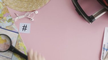 Üst görünüm eller pembe masa üzerinde uzanan kelime TOKYO