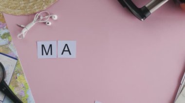 Üst görünüm eller pembe masa üzerinde uzanan kelime MADRID
