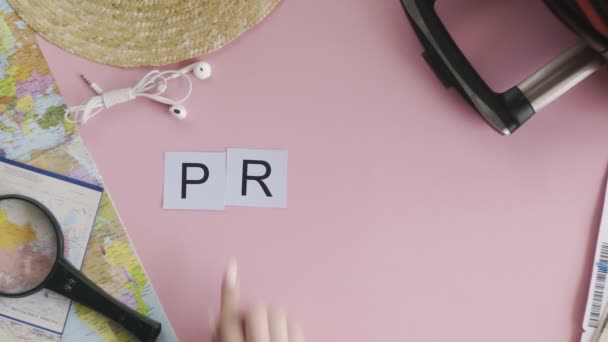 Góra widok ręce leżące na różowym biurku słowo PRAGUE — Wideo stockowe