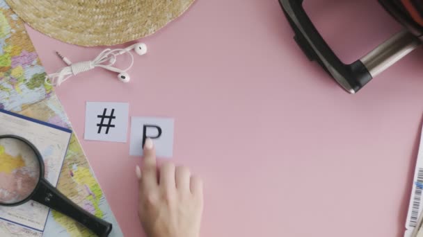 ピンクの机の単語に敷設トップビューの手｜PRAGUE — ストック動画
