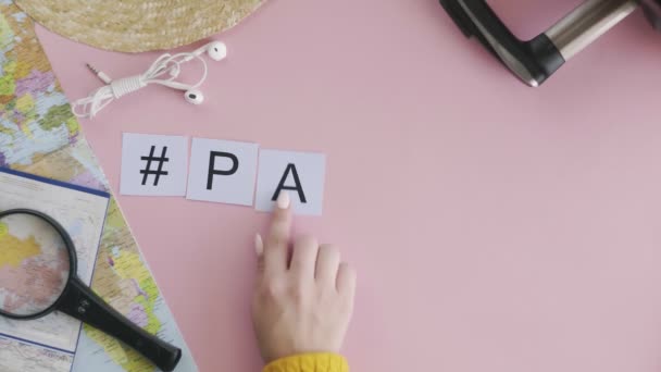 Top view handen leggen op roze bureau woord PATTAYA — Stockvideo