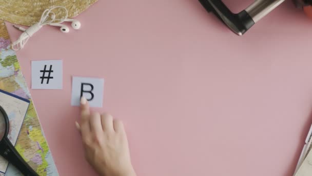 Top view hænder lå på pink skrivebord ord BERLIN – Stock-video