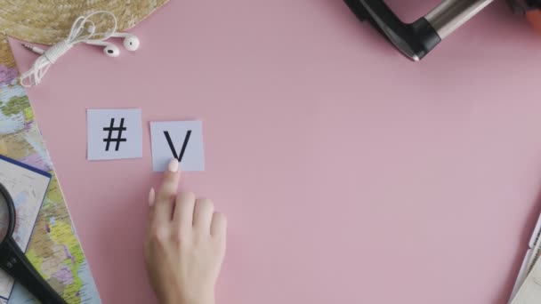ピンクの机の単語に敷設トップビューの手｜VENICE — ストック動画