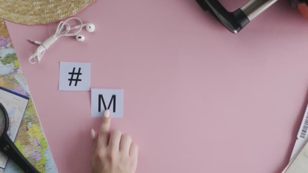 Góra widok ręce leżące na różowym biurku słowo MADRID — Wideo stockowe