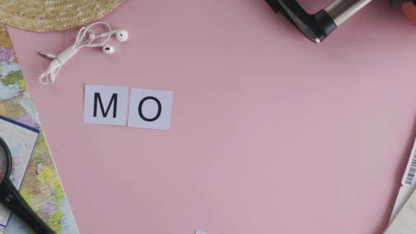Hände von oben auf rosa Schreibtisch Wort MOSKAU — Stockvideo