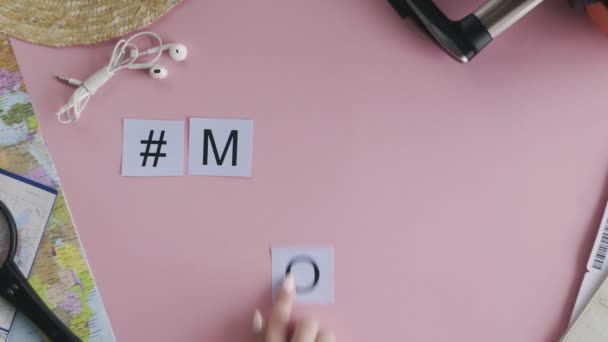 분홍색 책상 단어 MOSCOW 위에 누워 있는 맨 위 사진 손 — 비디오