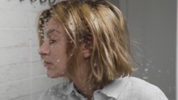 Mladá žena čištění zrcadlo s bílým hadrem — Stock video