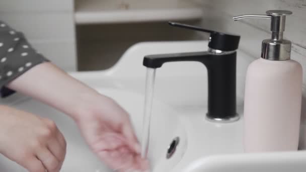 Mujer girando el grifo del baño y lavándose las manos con jabón de gel — Vídeos de Stock