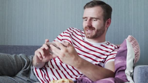 Junger Geschäftsmann im Hotelzimmer hat Videoanruf mit Freund oder Freundin. — Stockvideo