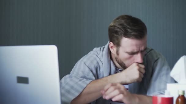 Hombre de negocios enfermo que trabaja con computadora portátil y documentos en casa. Un hombre adulto enfermo toma pastillas con agua — Vídeos de Stock