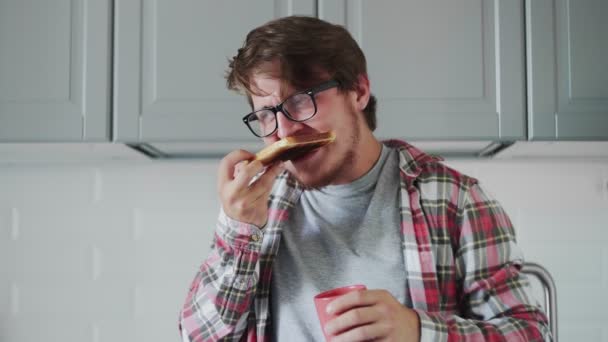 Young man eaten stale bread and vomited to the sink — Stock Video