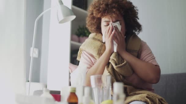 Malade afro-américaine fille utilise des lingettes pour se moucher — Video