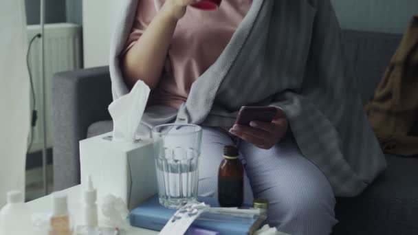 Close up of sick Joven afroamericana chica usando el teléfono y beber un té caliente en casa — Vídeo de stock