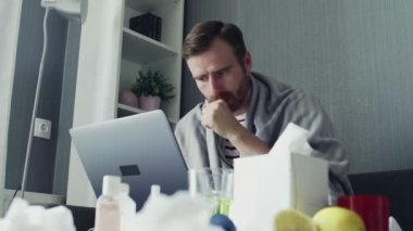 Hastalık sırasında evden çalışan genç bir serbest çalışan. Çevrimiçi eğitim.