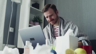 Hastalık sırasında evden çalışan genç bir serbest çalışan. Çevrimiçi eğitim.