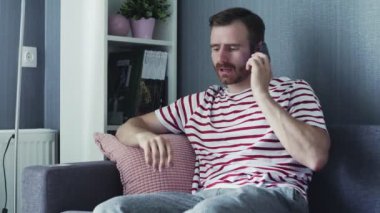 Mutlu iş adamı evde telefonla konuşuyor. Gülümseyen bir profesyonelin portresi akıllı telefondan konuşur. Yakışıklı biri cep telefonundan konuşuyor.