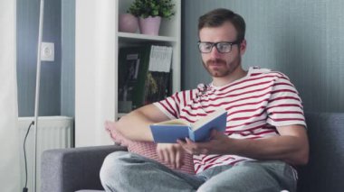 Kafkasyalı genç yakışıklı bir adam kitap okuyor.