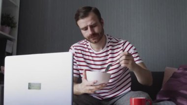 Sakallı adam kahvaltısını bitirdi, kanepeden kalktı ve gitti.