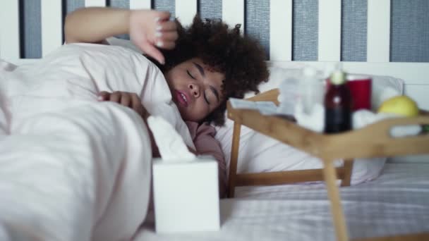 Doente Africano americano menina usa toalhetes para soprar nariz na cama — Vídeo de Stock