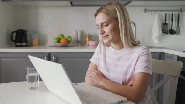 A mulher feliz acabou de falar no computador. Pessoa sorridente tendo bate-papo online — Vídeo de Stock