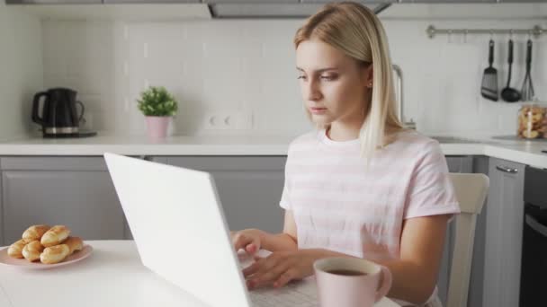 Mulher de negócios digitando em um laptop enquanto se senta na mesa — Vídeo de Stock
