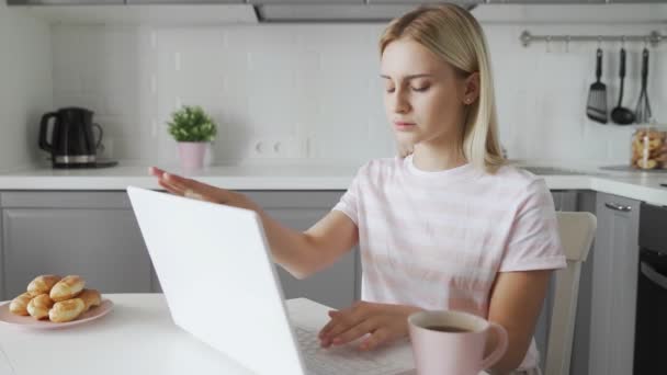 若い女性が自宅でノートパソコンの仕事で休憩している — ストック動画