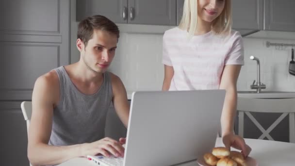 Pareja joven hablando durante el desayuno en la cocina — Vídeos de Stock